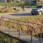 Cruce peatonal precario sobre avenida Aristóbulo del Valle, en una zona donde vecinos reclaman mejoras para garantizar mayor seguridad vial. Foto: archivo.