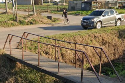 Cruce peatonal precario sobre avenida Aristóbulo del Valle, en una zona donde vecinos reclaman mejoras para garantizar mayor seguridad vial. Foto: archivo.