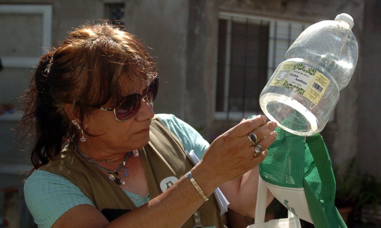 Operativo de prevención y control del mosquito transmisor del dengue en barrios de la ciudad de Santa Fe.