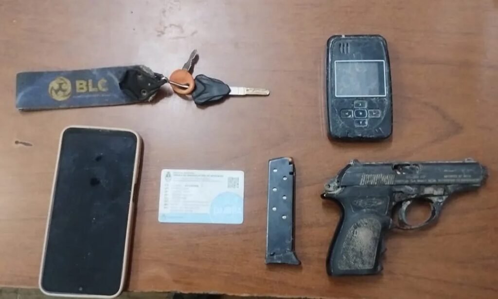Elementos secuestrados durante el operativo: una pistola calibre 9 mm, municiones, la motocicleta utilizada en la fuga y el dispositivo de monitoreo electrónico.