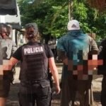 La policía detuvo a un hombre y una mujer tras una persecución en el norte de Santa Fe; la mujer cumplía arresto domiciliario con tobillera electrónica.