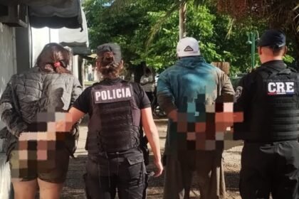La policía detuvo a un hombre y una mujer tras una persecución en el norte de Santa Fe; la mujer cumplía arresto domiciliario con tobillera electrónica.
