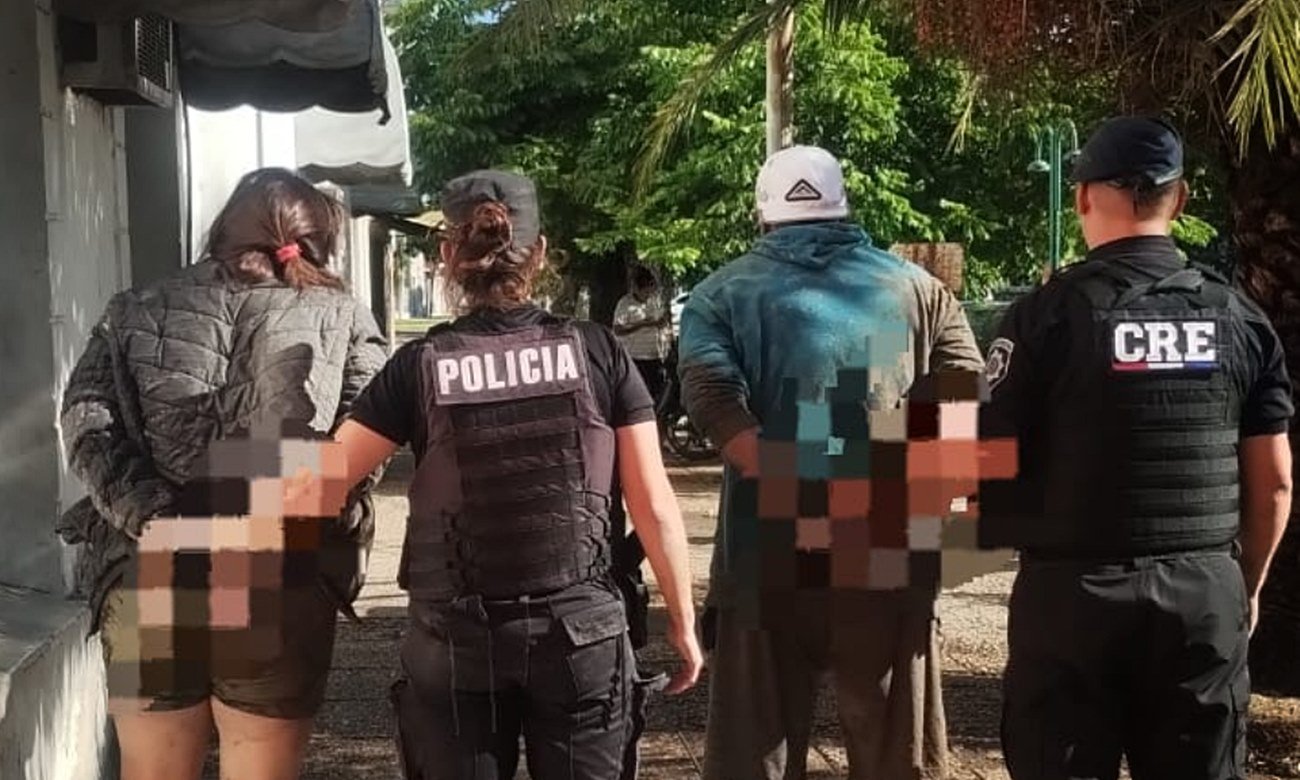 La policía detuvo a un hombre y una mujer tras una persecución en el norte de Santa Fe; la mujer cumplía arresto domiciliario con tobillera electrónica.