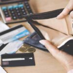 Familias analizan sus gastos frente al aumento del endeudamiento y las tasas de interés.