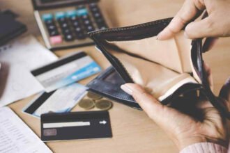 Familias analizan sus gastos frente al aumento del endeudamiento y las tasas de interés.