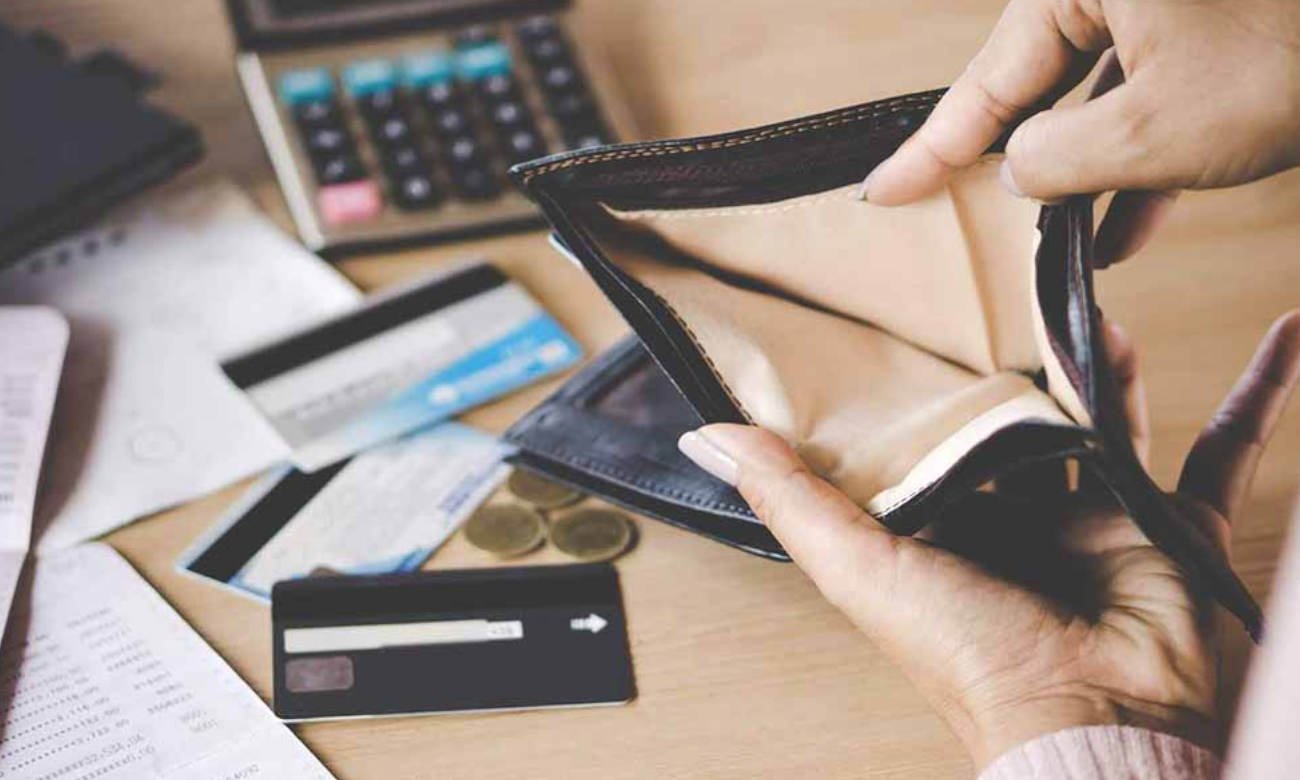 Familias analizan sus gastos frente al aumento del endeudamiento y las tasas de interés.