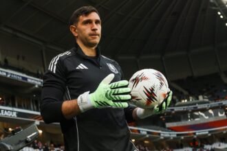 Emiliano “Dibu” Martínez durante un partido internacional con Aston Villa. Foto de archivo.
