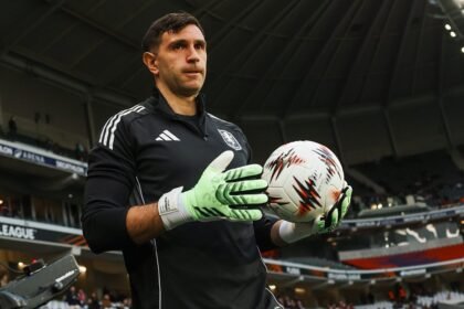 Emiliano “Dibu” Martínez durante un partido internacional con Aston Villa. Foto de archivo.