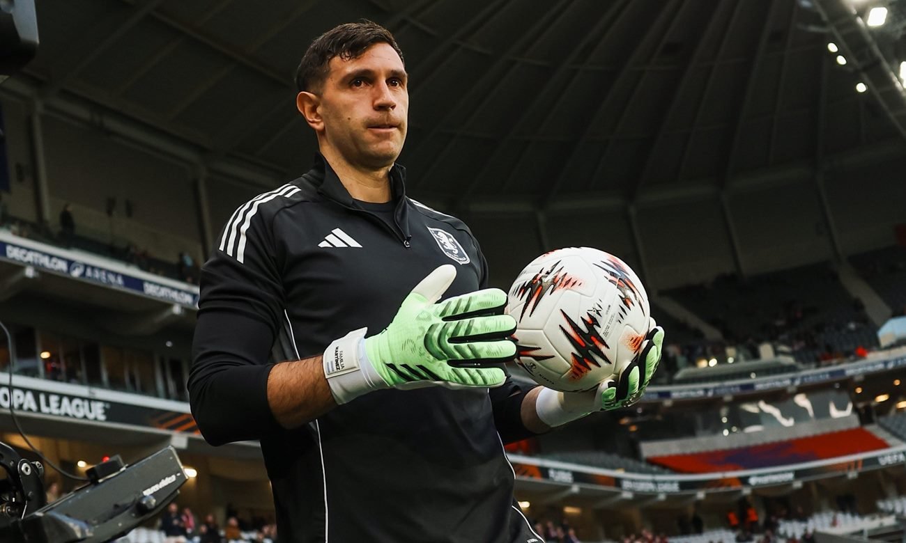 Emiliano “Dibu” Martínez durante un partido internacional con Aston Villa. Foto de archivo.