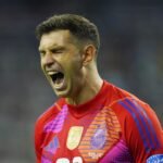 Emiliano “Dibu” Martínez en acción durante un partido con la Selección Argentina, defendiendo el arco albiceleste. Foto de archivo.