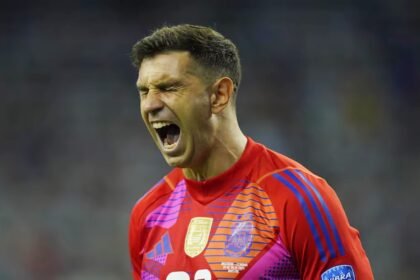 Emiliano “Dibu” Martínez en acción durante un partido con la Selección Argentina, defendiendo el arco albiceleste. Foto de archivo.
