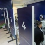 Oficina del RENAPER durante la realización de trámites de DNI y pasaporte en Argentina.