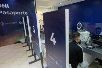 Oficina del RENAPER durante la realización de trámites de DNI y pasaporte en Argentina.