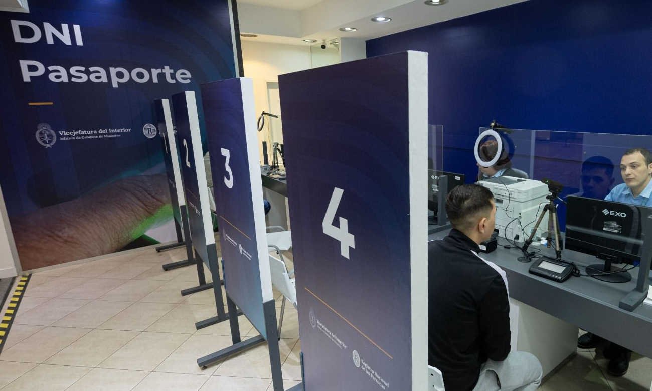 Oficina del RENAPER durante la realización de trámites de DNI y pasaporte en Argentina.