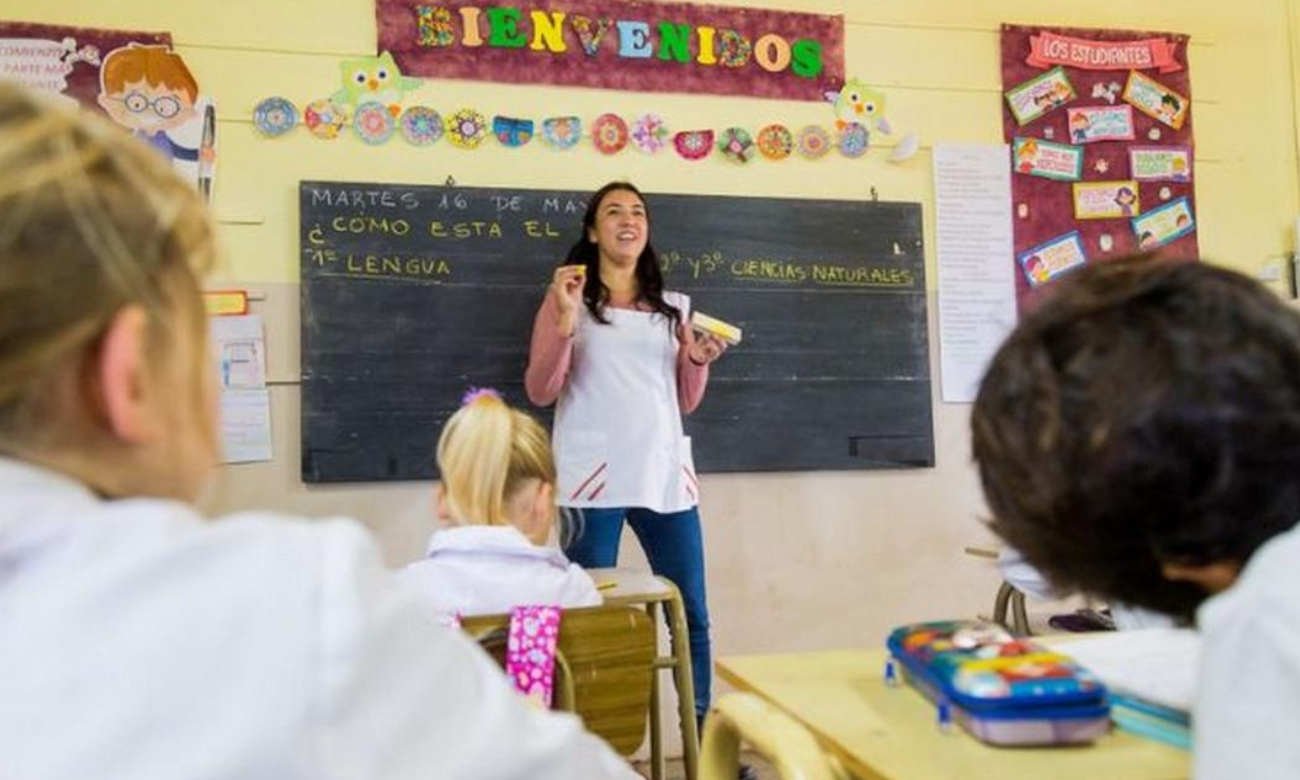 Docente dicta clase frente a estudiantes en un aula de una escuela de Santa Fe durante una jornada escolar. (Foto: archivo)