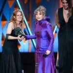 Dolores Fonzi sostiene el Premio Goya tras la consagración de la película Belén como Mejor Película Iberoamericana.