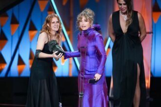 Dolores Fonzi sostiene el Premio Goya tras la consagración de la película Belén como Mejor Película Iberoamericana.