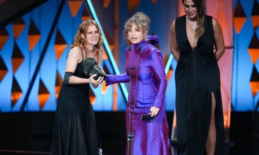 Dolores Fonzi sostiene el Premio Goya tras la consagración de la película Belén como Mejor Película Iberoamericana.