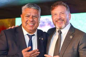 Dirigentes del fútbol sudamericano, Alejandro Domínguez y Claudio Tapia, en una imagen de archivo durante una actividad institucional vinculada a competencias internacionales.