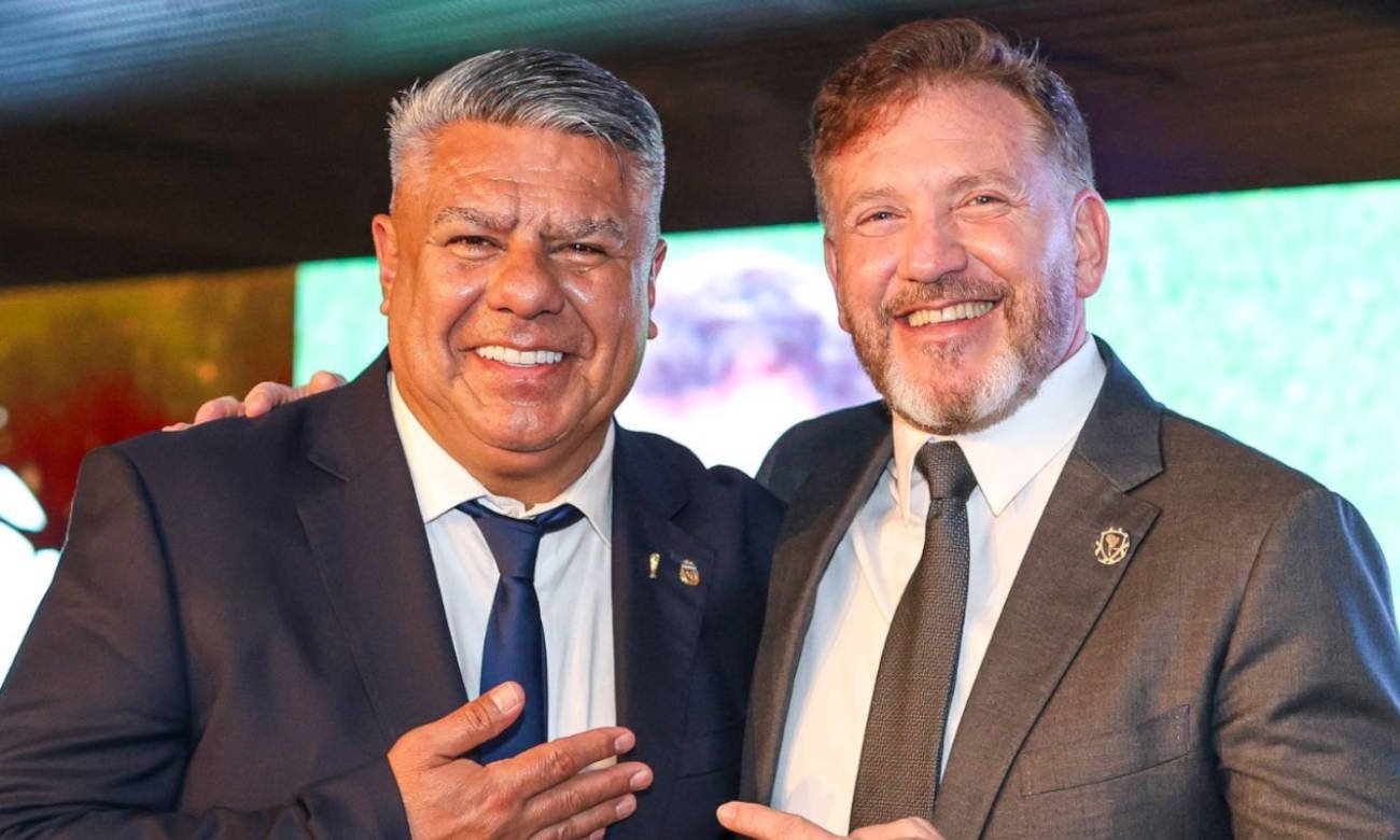 Dirigentes del fútbol sudamericano, Alejandro Domínguez y Claudio Tapia, en una imagen de archivo durante una actividad institucional vinculada a competencias internacionales.