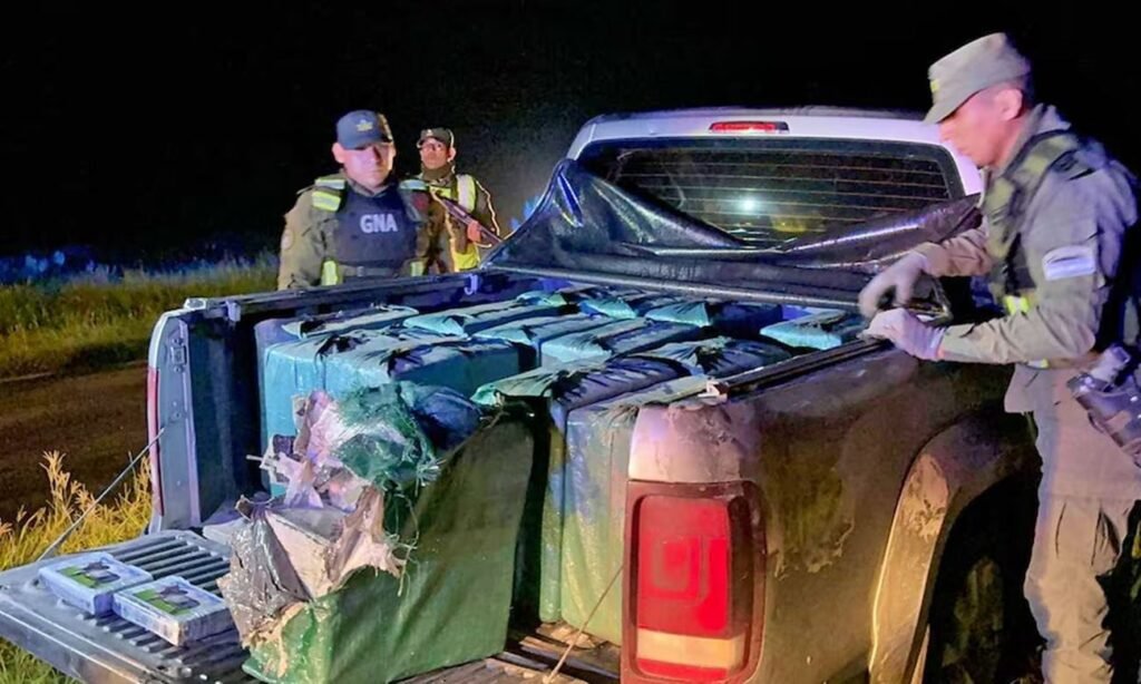 Camioneta Volkswagen Amarok abandonada en la ciudad de San Cristóbal, donde Gendarmería Nacional halló 456 kilos de cocaína distribuidos en bolsas de arpillera en la caja del vehículo.