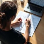 Persona estudia de manera virtual desde su hogar, en una imagen ilustrativa del aprendizaje a distancia.