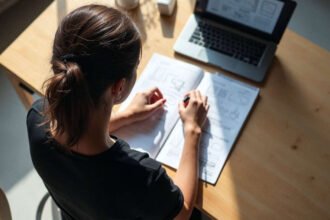 Persona estudia de manera virtual desde su hogar, en una imagen ilustrativa del aprendizaje a distancia.