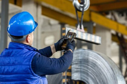 Trabajadores del sector privado en una jornada laboral en oficinas. Foto de archivo ilustrativa sobre empleo y actividad económica.