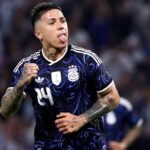 Enzo Fernández celebra su gol con la camiseta de la Selección Argentina durante un partido internacional. Foto de archivo.