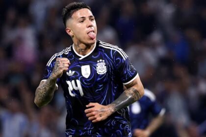Enzo Fernández celebra su gol con la camiseta de la Selección Argentina durante un partido internacional. Foto de archivo.