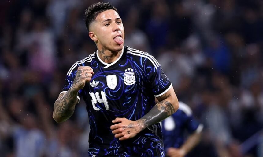 Enzo Fernández celebra su gol con la camiseta de la Selección Argentina durante un partido internacional. Foto de archivo.