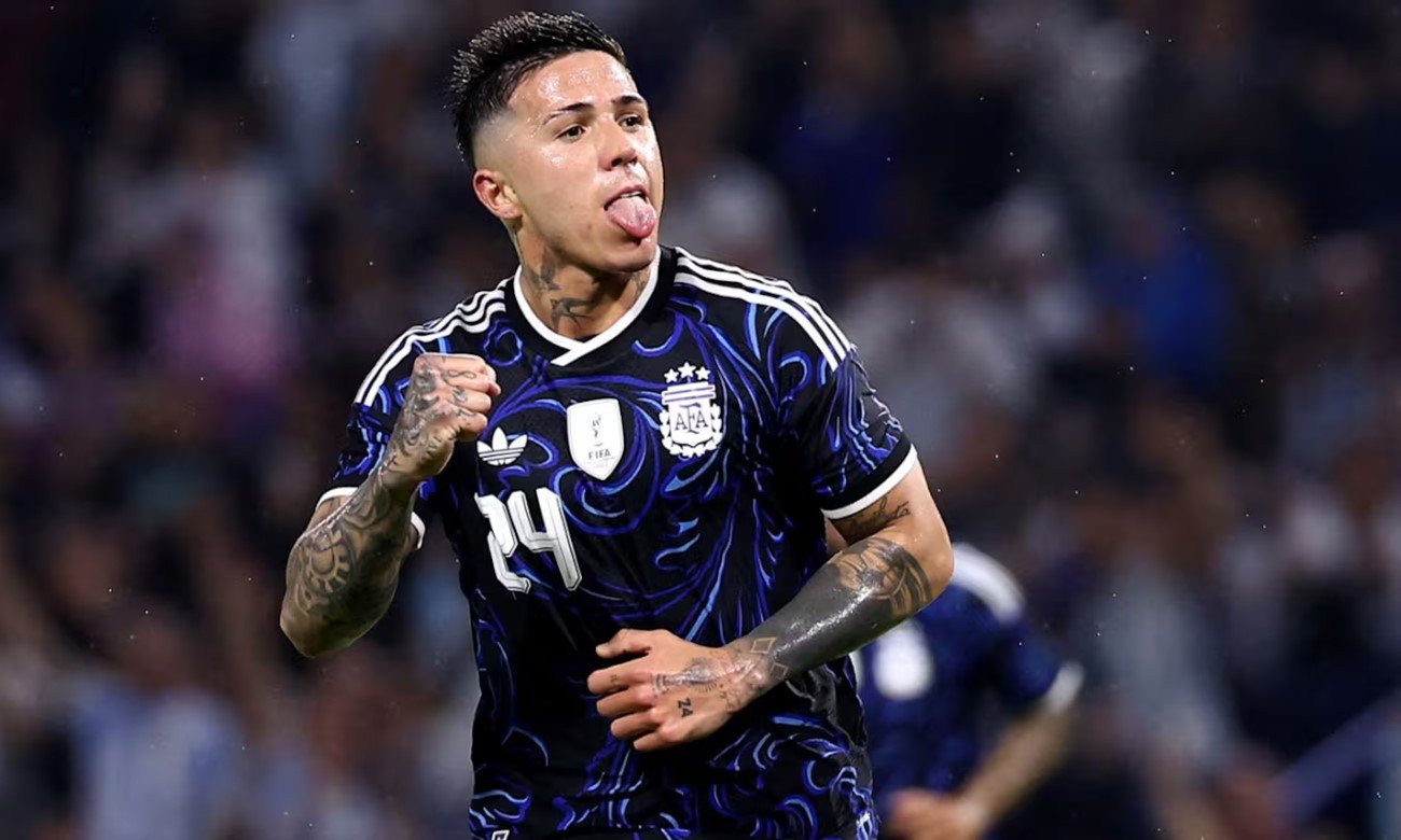 Enzo Fernández celebra su gol con la camiseta de la Selección Argentina durante un partido internacional. Foto de archivo.