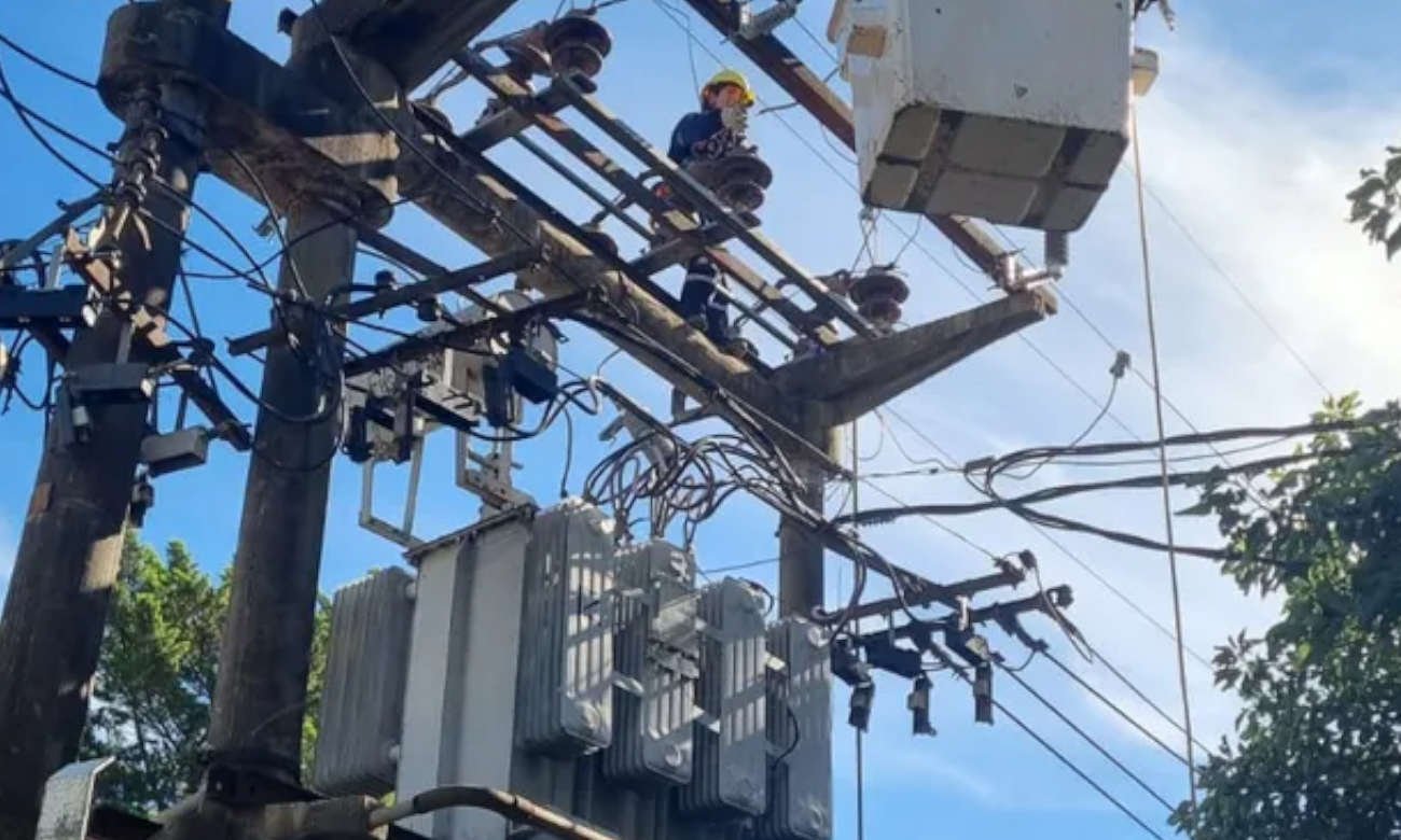 Operario de la Empresa Provincial de la Energía realiza tareas de mantenimiento en el tendido eléctrico y equipos transformadores. Foto de archivo.