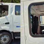 Camión de la EPE con daños visibles tras un violento ataque a piedrazos durante un operativo en barrio Villa del Parque.