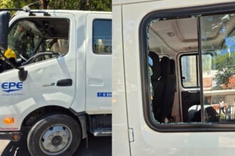 Camión de la EPE con daños visibles tras un violento ataque a piedrazos durante un operativo en barrio Villa del Parque.