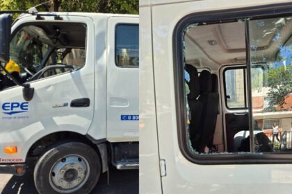 Camión de la EPE con daños visibles tras un violento ataque a piedrazos durante un operativo en barrio Villa del Parque.