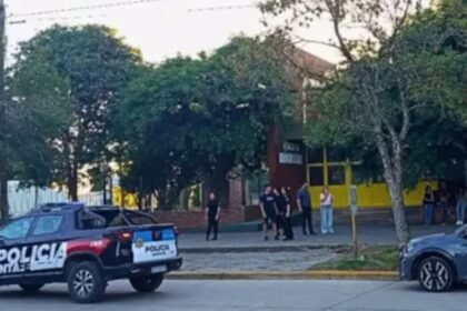 Fachada de la Escuela N° 40 Mariano Moreno, en San Cristóbal, donde ocurrió el ataque armado que conmocionó a la comunidad educativa. Foto de archivo.