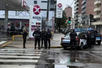 Estación de servicio con presencia policial tras la explosión de un automóvil con GNC en el centro de Rosario. Foto: gentileza.