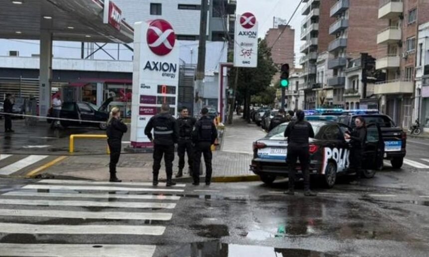 Estación de servicio con presencia policial tras la explosión de un automóvil con GNC en el centro de Rosario. Foto: gentileza.