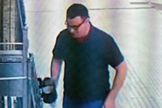 Estafador captado por cámaras de seguridad tras engañar a una mujer y huir con una importante suma de dinero.