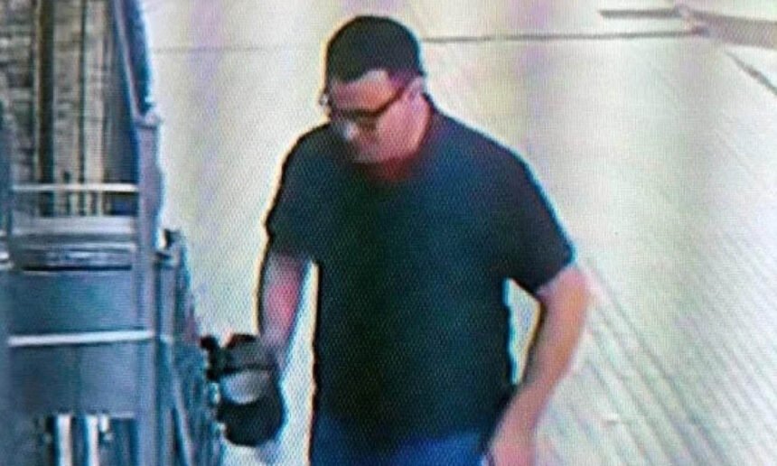 Estafador captado por cámaras de seguridad tras engañar a una mujer y huir con una importante suma de dinero.