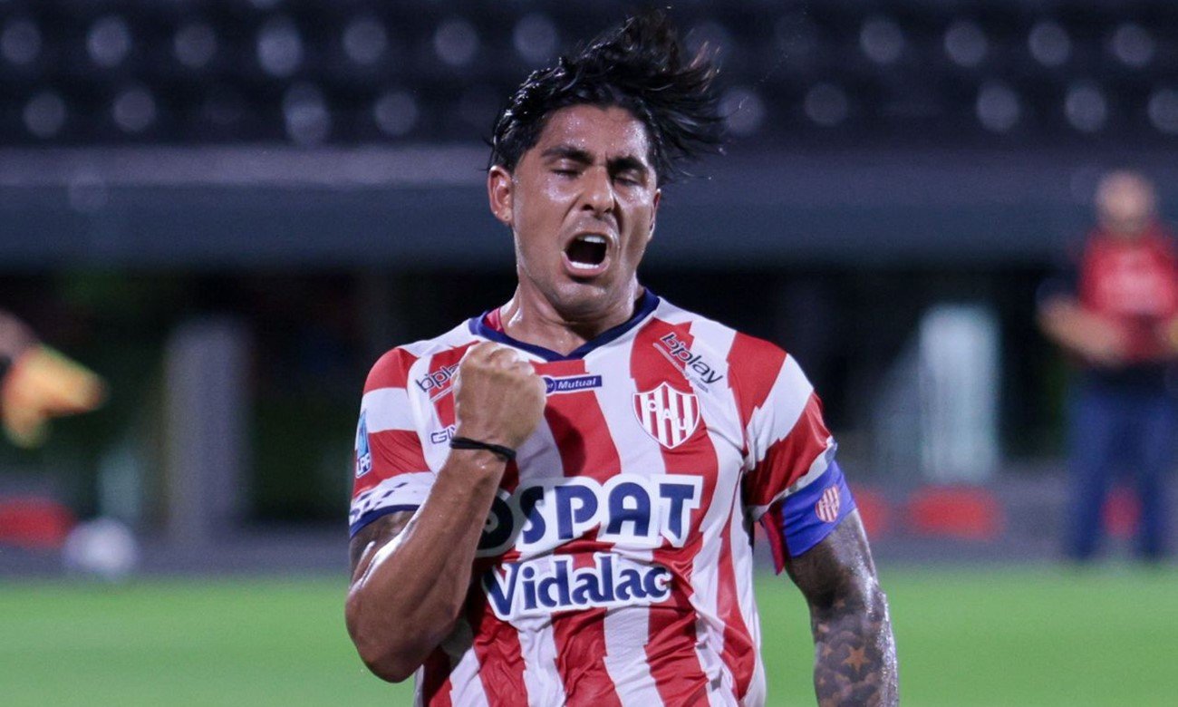 Cristian Tarragona celebra su gol con la camiseta de Unión, en una postal de festejo que refleja toda la pasión tatengue. Foto de archivo.