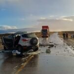 Restos de los vehículos involucrados en un choque frontal tras un siniestro vial en ruta argentina