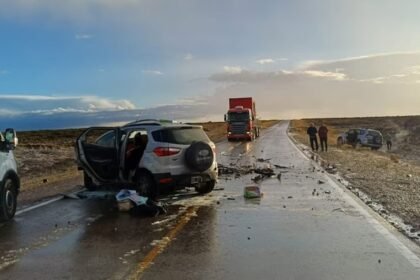 Restos de los vehículos involucrados en un choque frontal tras un siniestro vial en ruta argentina