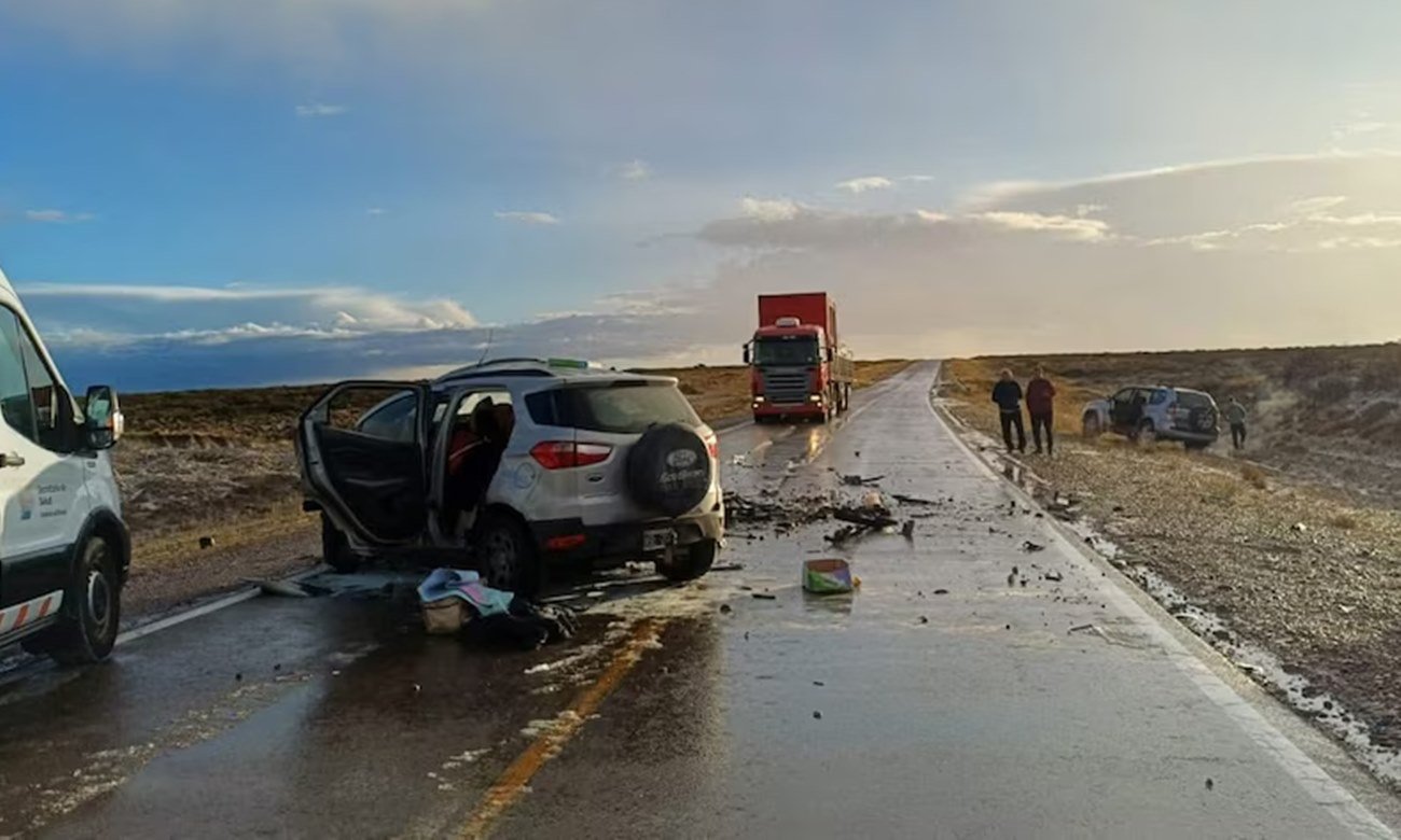 Restos de los vehículos involucrados en un choque frontal tras un siniestro vial en ruta argentina
