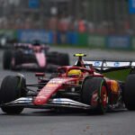 Monoplazas de Fórmula 1 en plena competencia durante una carrera oficial del campeonato mundial. Foto de archivo.