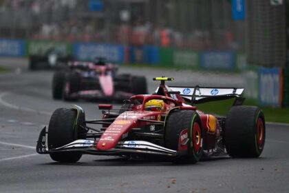 Monoplazas de Fórmula 1 en plena competencia durante una carrera oficial del campeonato mundial. Foto de archivo.