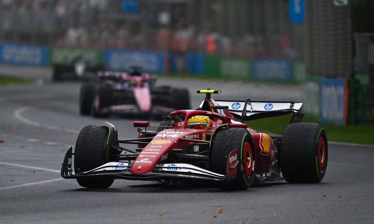 Monoplazas de Fórmula 1 en plena competencia durante una carrera oficial del campeonato mundial. Foto de archivo.