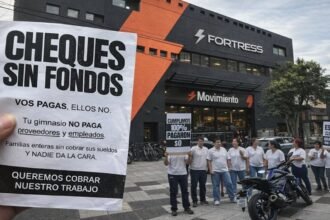 Protesta de trabajadores y proveedores frente a una sede del gimnasio Fortress en medio del conflicto por presuntos pagos adeudados y reclamos laborales.