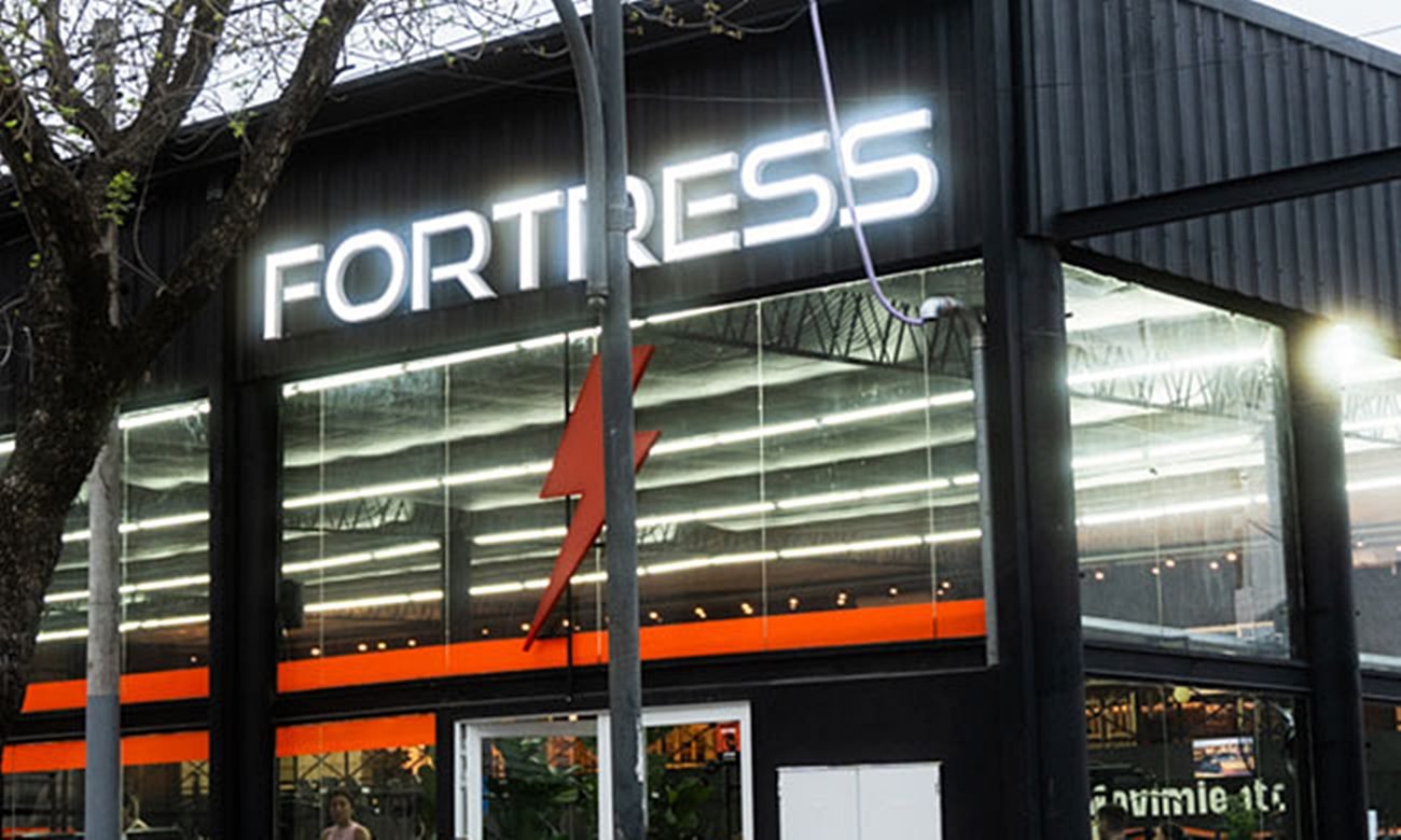Fachada de un gimnasio de la cadena Fortress. Foto de archivo.